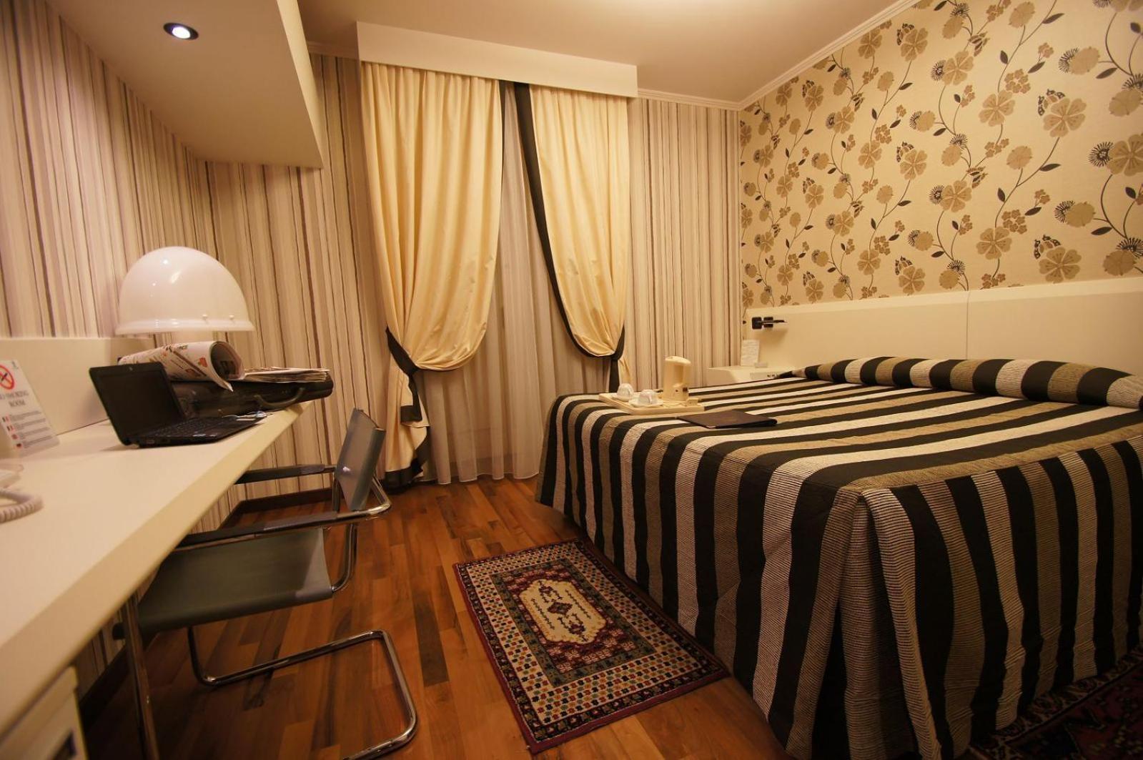Phi Hotel Principe Cuneo Bagian luar foto