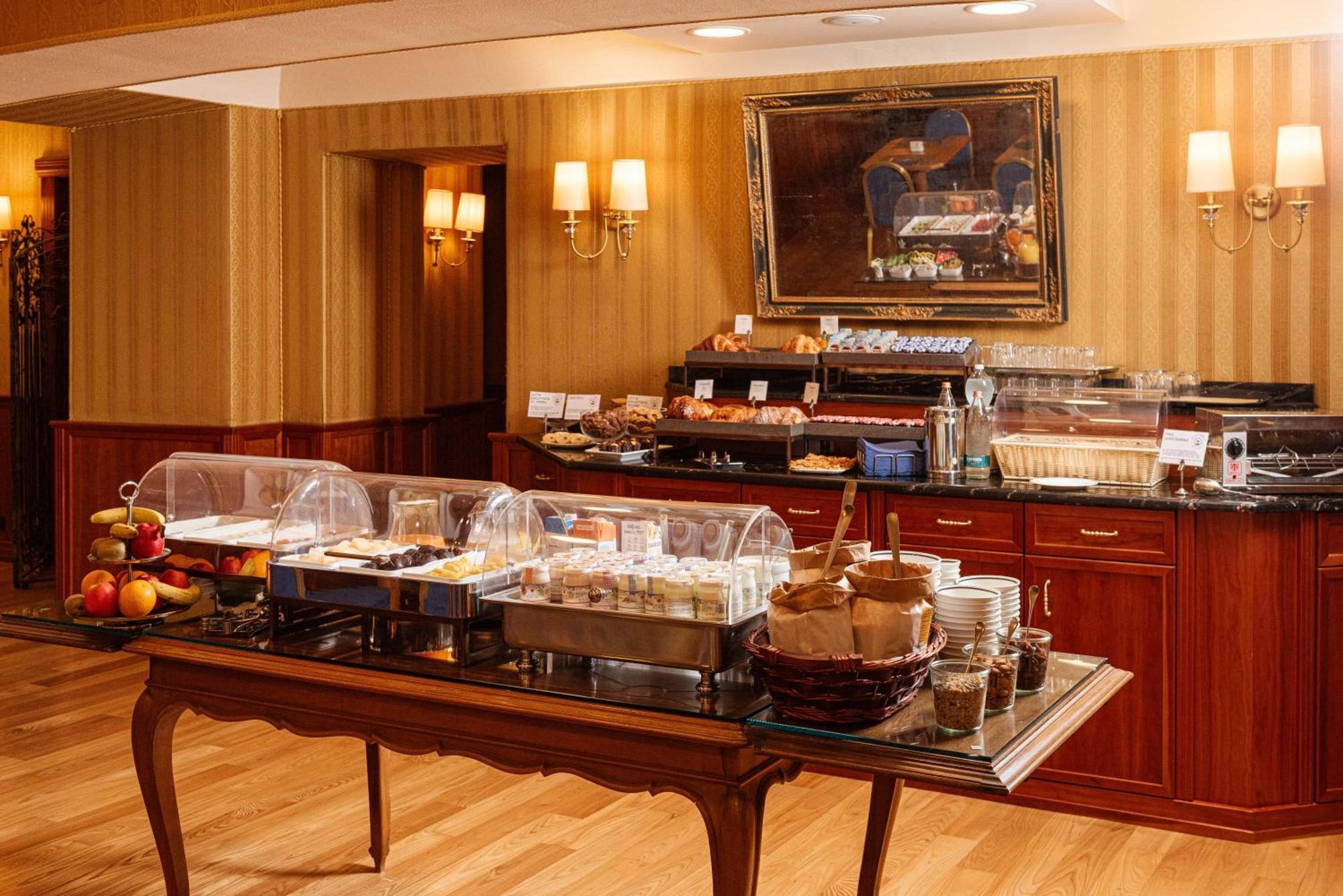 Phi Hotel Principe Cuneo Bagian luar foto