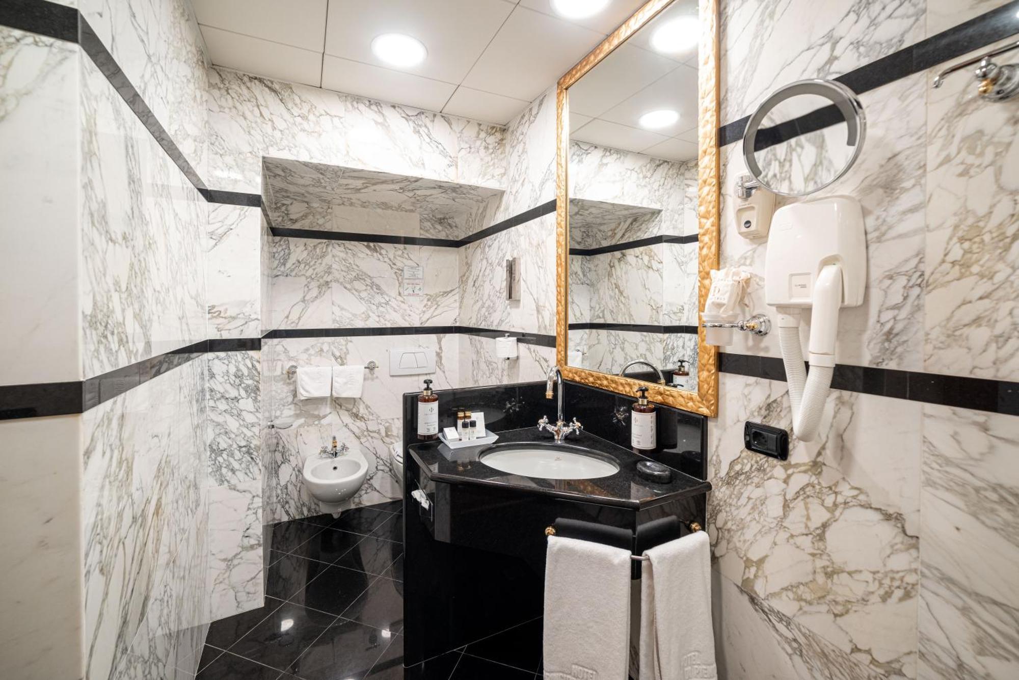 Phi Hotel Principe Cuneo Bagian luar foto