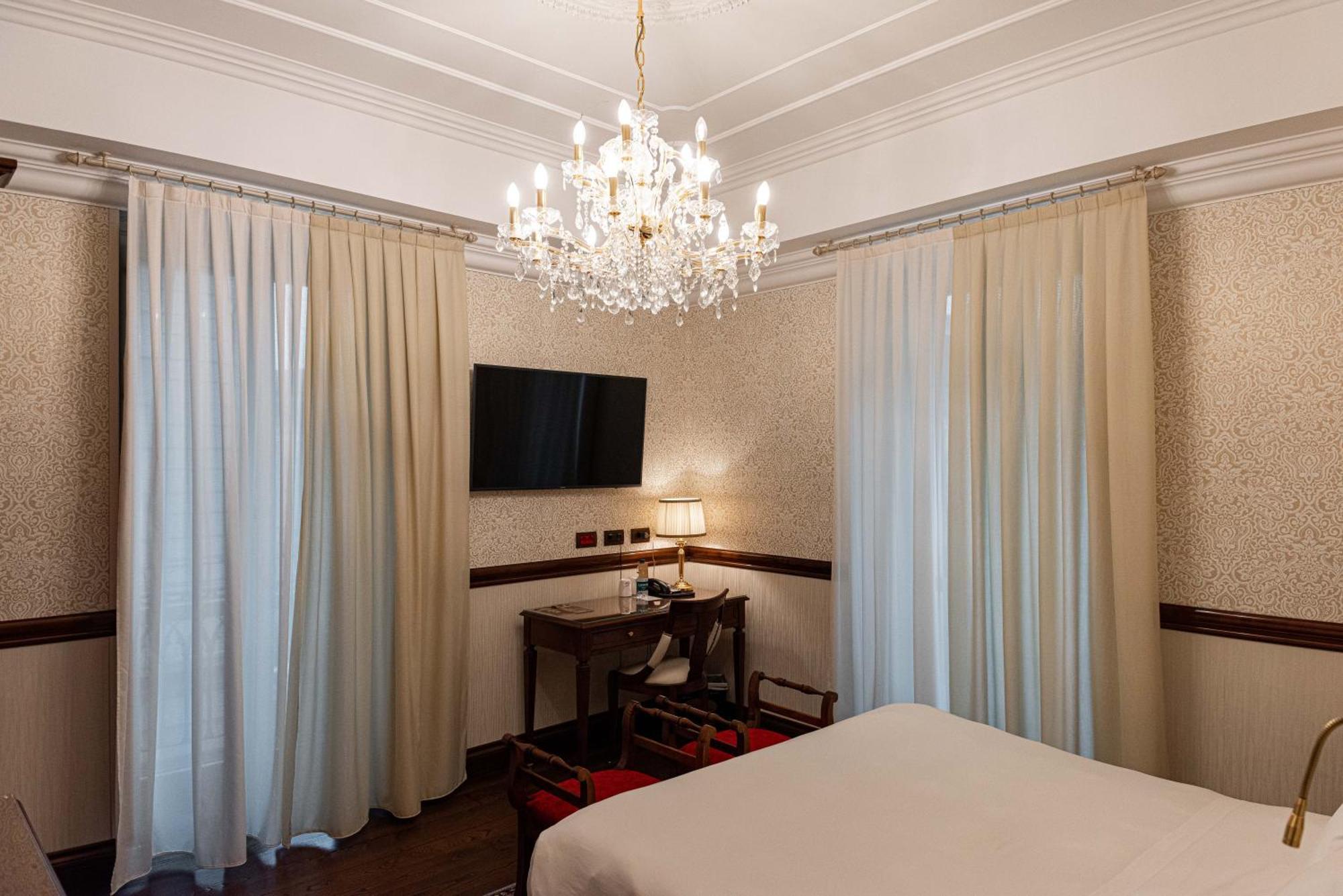 Phi Hotel Principe Cuneo Bagian luar foto