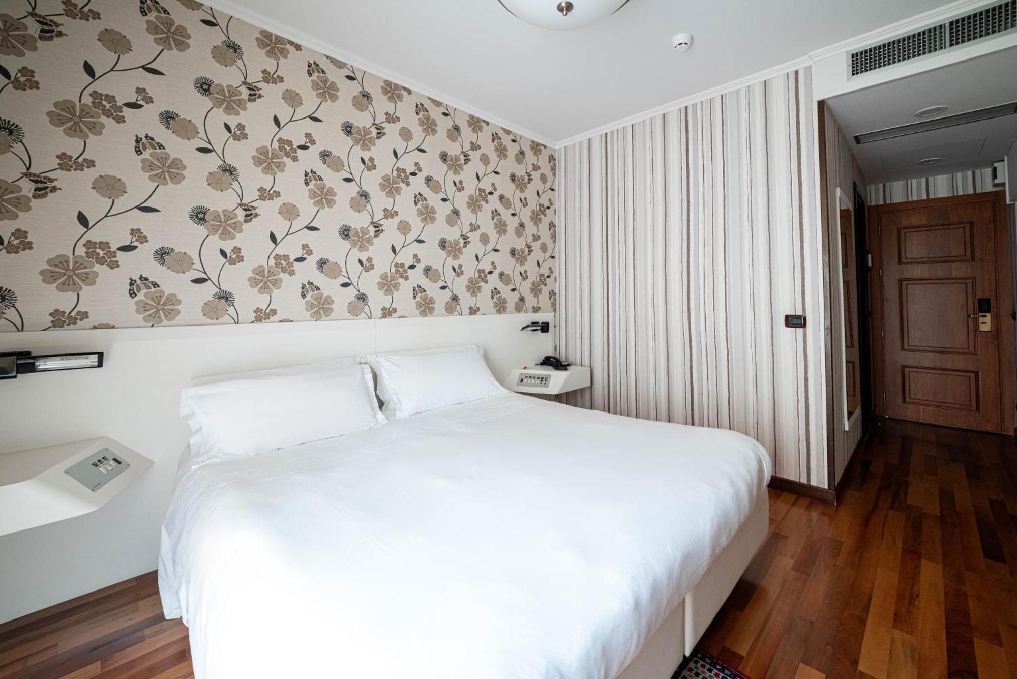 Phi Hotel Principe Cuneo Bagian luar foto