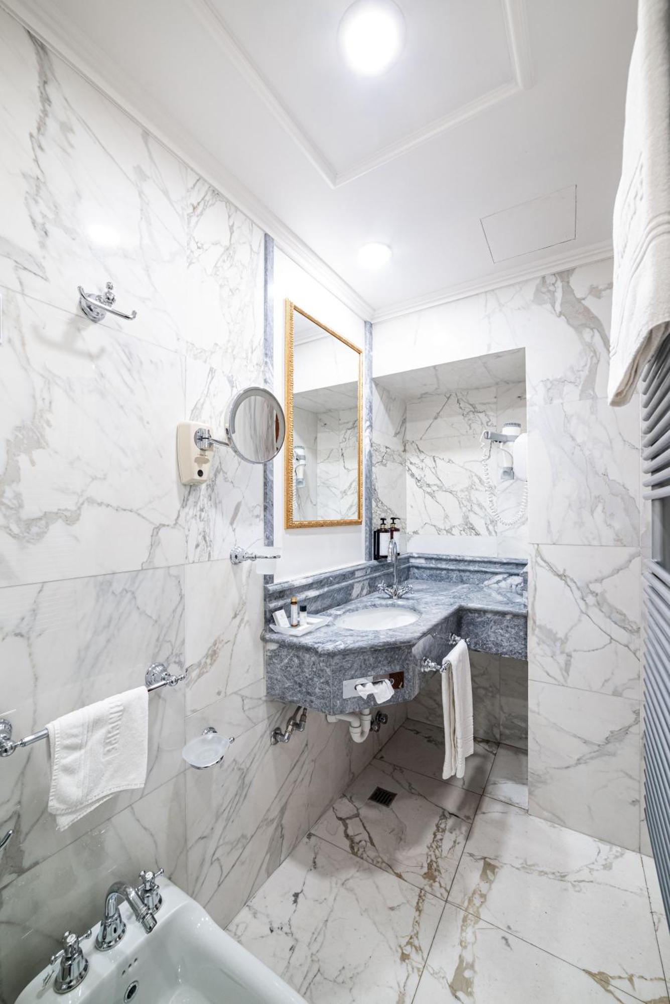 Phi Hotel Principe Cuneo Bagian luar foto