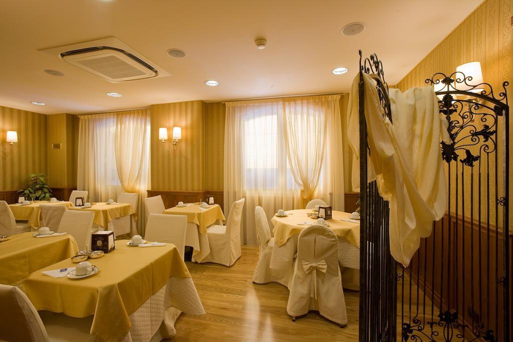 Phi Hotel Principe Cuneo Bagian luar foto