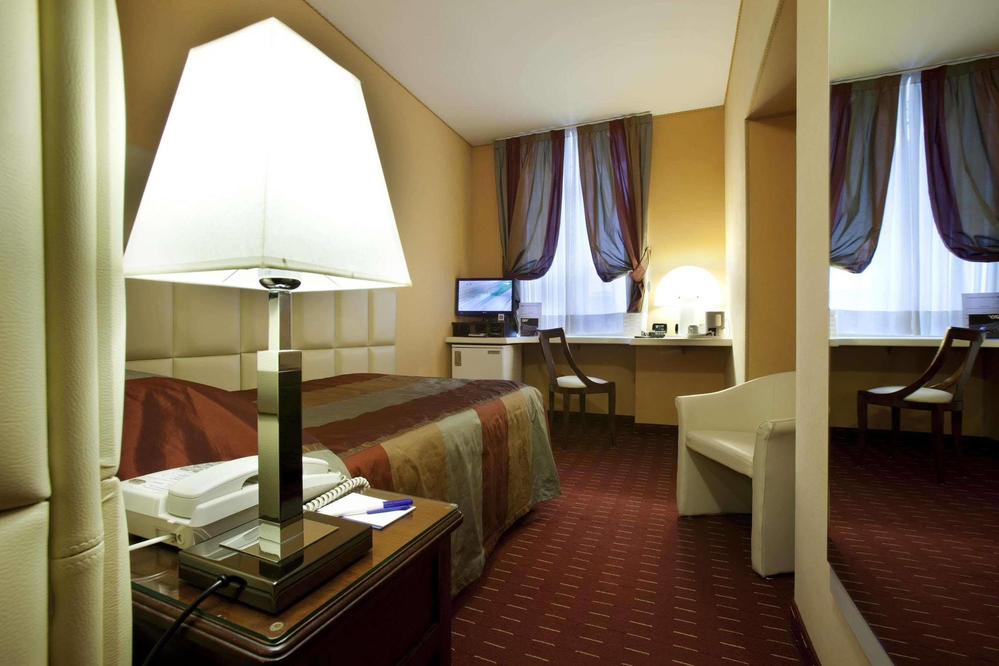 Phi Hotel Principe Cuneo Bagian luar foto
