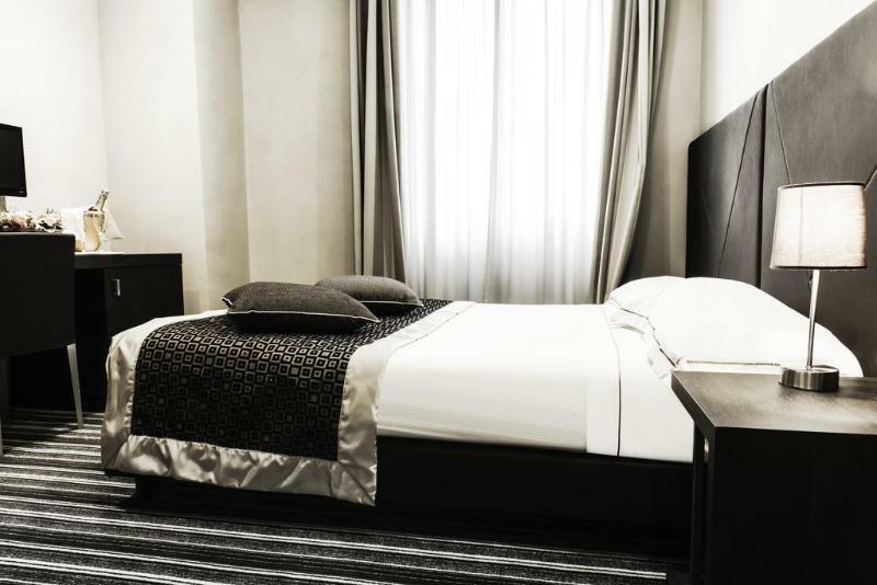 Phi Hotel Principe Cuneo Bagian luar foto